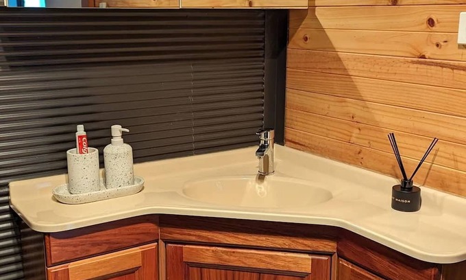 Grindelwald Cabaña | A comfortable and charming granny flat in Swiss village of Tasmania.