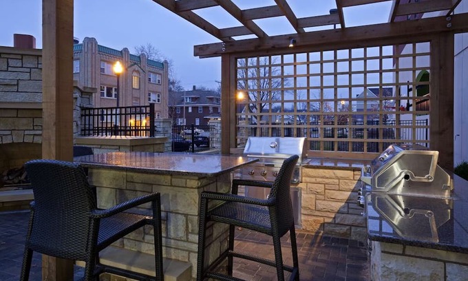 Kutzky Park Casa | Enjoy our Spacious Suites with Fully Equipped Kitchen and a Free Hot Breakfast!