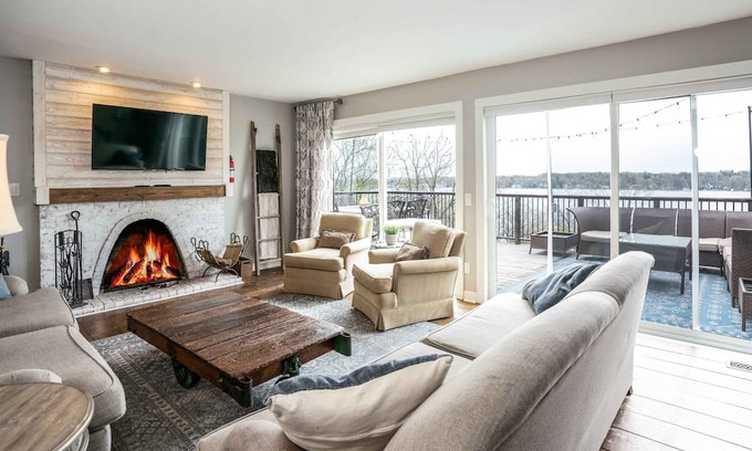 Twin Lakes Casa | Highland House – 8 BDR Home Sleeps 23! Private Pool, Pet Friendly