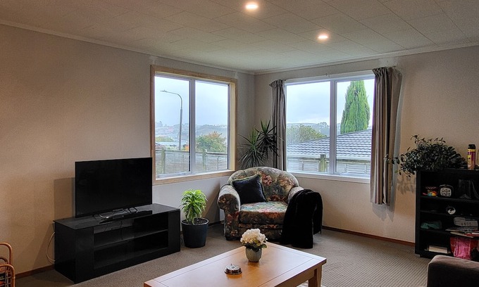 New Plymouth Casa | Warm and cozy 3 bedroom house in Westown, New Plymouth.