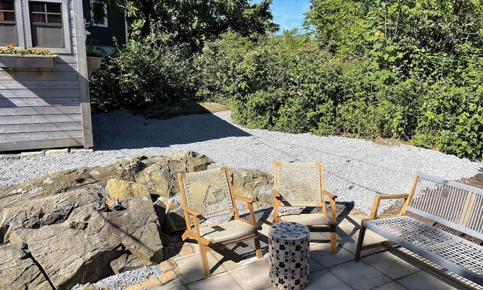 Hull Cabaña | Retro New England cottage – walk to the beach!