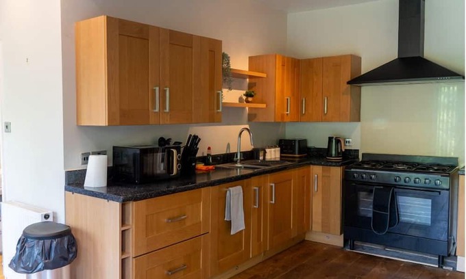 Seisdon Casa | Spacious property Sleeps 13 Guests in Shirley