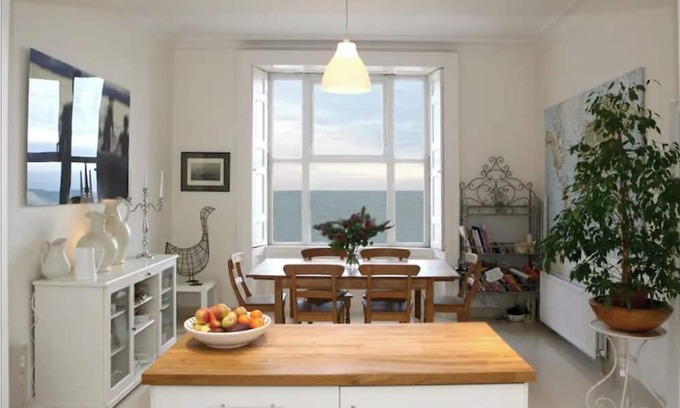 Greystones Casa | GREYSTONES Beautiful house looking at the Ocean and beside beaches.