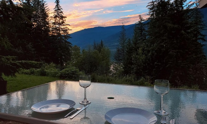 Eagle Bay Cama Y Desayuno | Suite Retreat at the Lakehouse, with lake access and beautiful lake views.