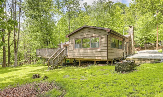 Greentown Cabina | Spacious Lake Ariel Cabin w/Deck + Pool Access!