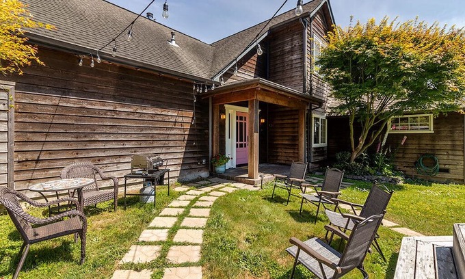Westhaven-Moonstone Casa | Casa de Rosa~Comfortable Cottage w/ Hot Tub