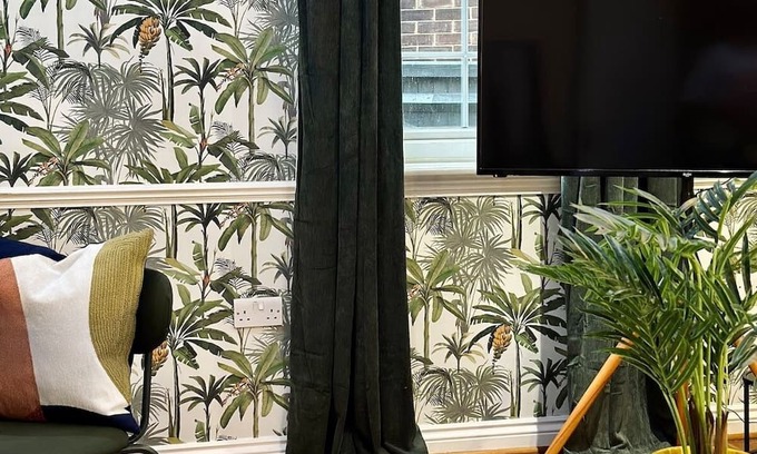 Gravesend Casa | Stylish House in Kent with Wi-Fi&Parking Sleeps 8