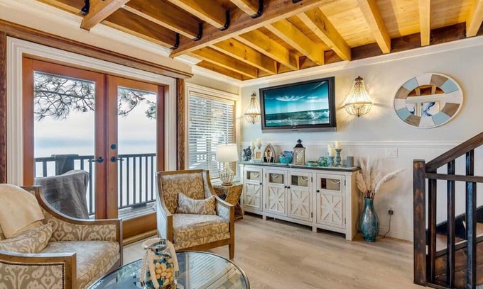 Central Okanagan Cabina | Large Modern Lakefront Cottage! Access to Boat Slip & Beach