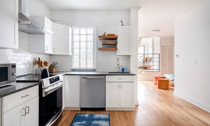 Williamsburg Apartamento | Ainslie Manor by Rove Travel | 6BR TH w/Backyard