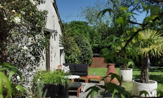 Langourla Casa | Holiday Home 'Le Cocon' with Private Terrace, Wi-Fi and Air Conditioning