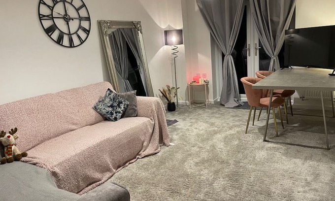 Walsall Casa | New Large House with Garden in Walsall