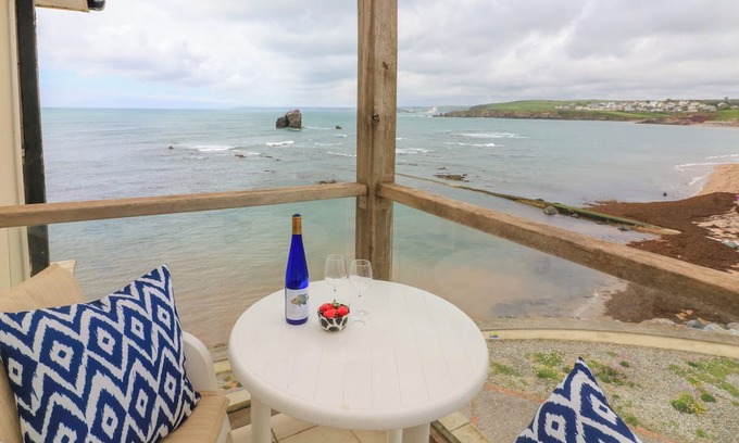Burgh Island Cabaña | 11 THURLESTONE ROCK, pet friendly, with pool in Hope Cove