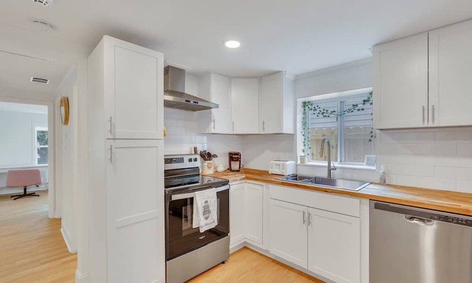 Eastside Casa | Stunning Bungalow with High-End Finishes, Spacious Yard by Lucky Savannah