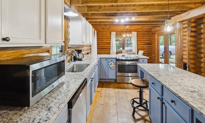 Fleming Cabina | Charming dog-friendly cabin w/ amazing lake views near Savannah