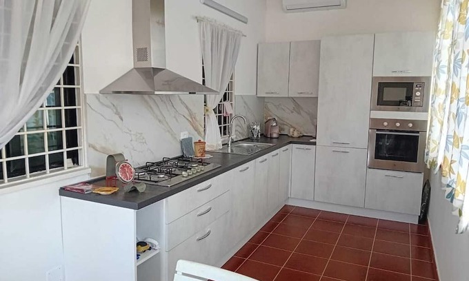 San Cataldo Casa | Holiday Home 'La Dimora Di Lucia' with Private Garden and Air Conditioning