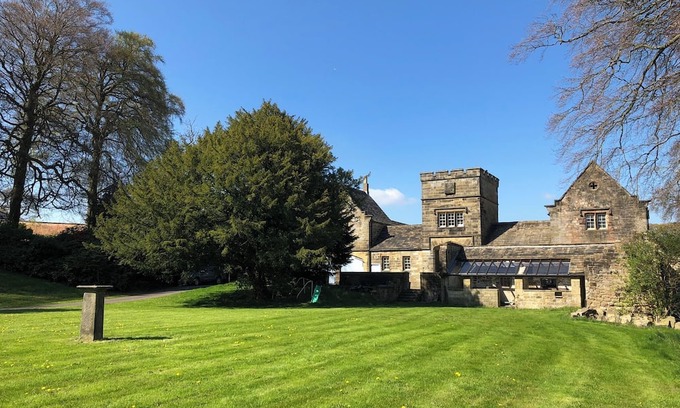 Hollow Meadows Cabaña | THE SHEPHERD'S HUT, romantic, with a garden in Stocksbridge