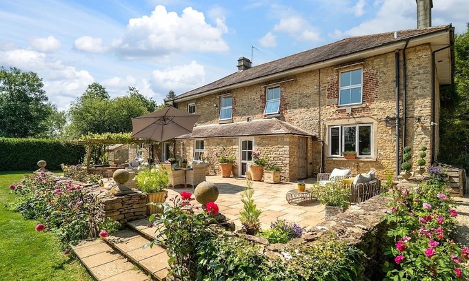 Chippenham Casa | Unique House with Land and river on the edge of The Cotswolds. (Pet Friendly!)