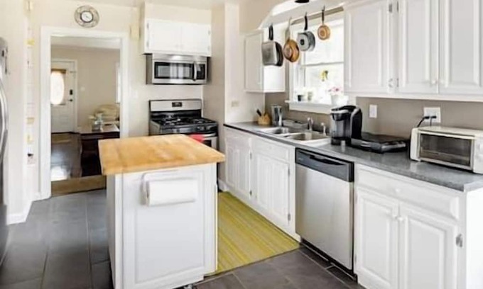 Milford Apartamento | Finished Attic Space-Minutes to Hiking in Milford!