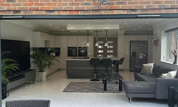 High Wycombe Casa | Luxurious home - Sleeps 10 - Great Location