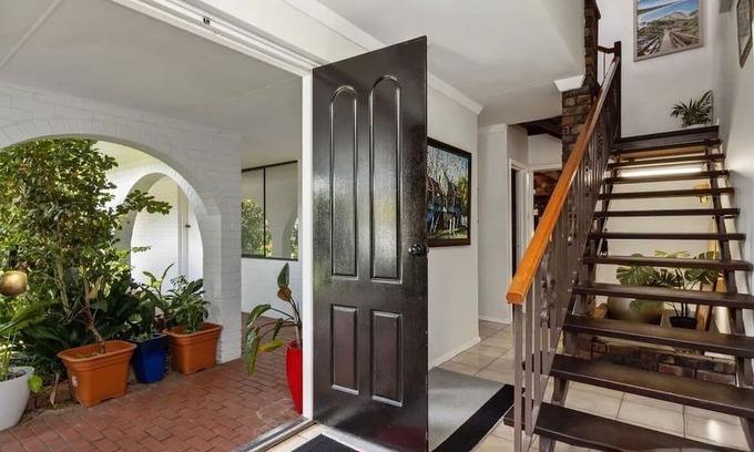 Dianella Casa | YoucomeAu Youth hostel comfortable two-story building with a swimming pool.