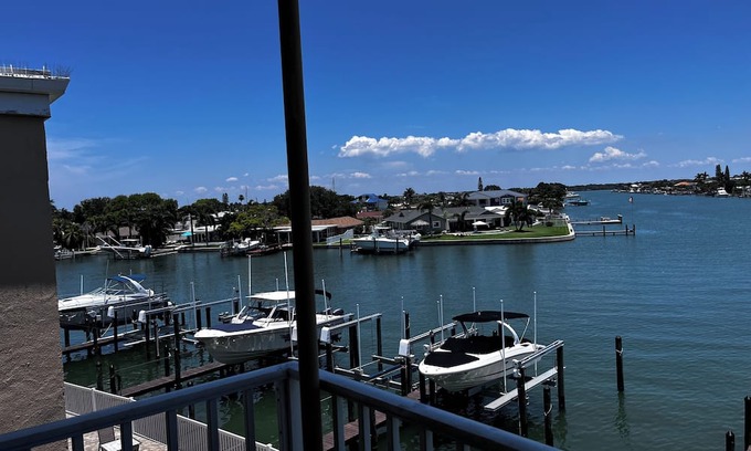 Capri Isle Condominio | One bedroom, one bath condo on the water. Walk to beaches. Breath taking view