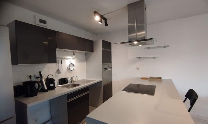 Minimes - Barriere de Paris Apartamento | Spacious nest with balcony and shared pool