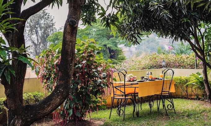 Bujumbura Apartamento | Cozy serviced one bedroom apartment in a tropical garden, free laundry