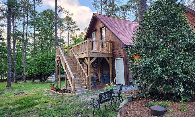 West End Cabina | Log cabin on 35 acres with hot tub and pool available for the 2024 US Open.