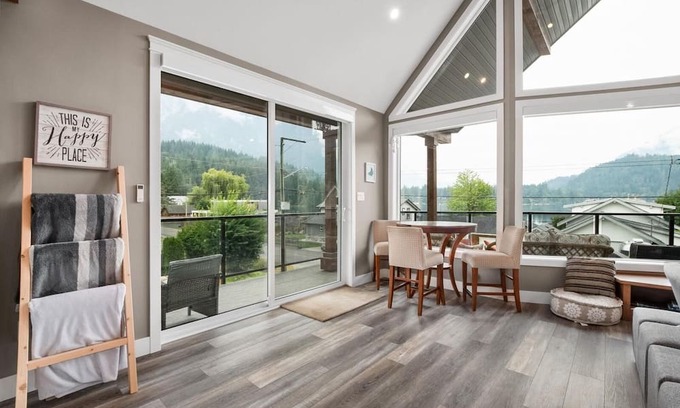 Hope Casa | Escape to Serenity: Lake Retreat with Majestic Mountain Views!