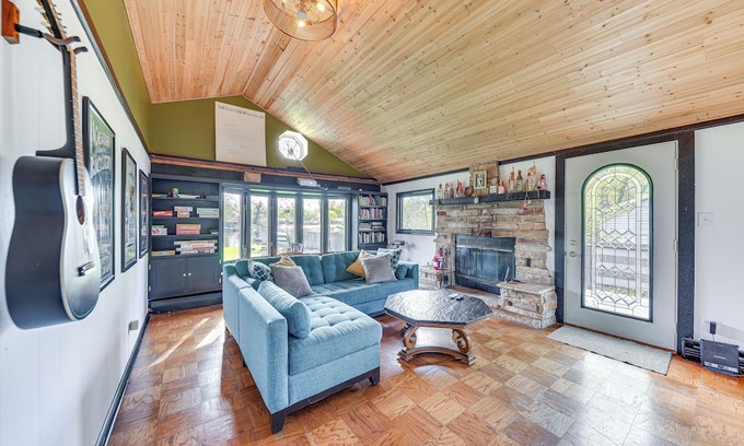Fox Lake Casa | Charming Lake Pistakee Home w/ Kayaks & Patio!