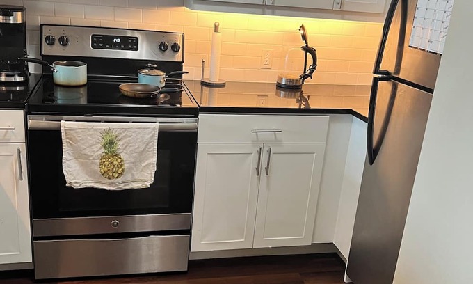 Ironbound District Apartamento | Glamorous 1BR Near Prudential Center - 7 Min Walk