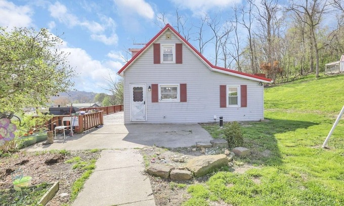 Laurelville Cabaña | Cozy County Cottage Conveniently located in Laurelville Ohio.