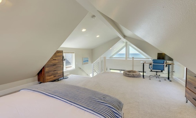 Oregon Coast Cabaña | Oceanfront Yachats Cottage w/ View & Beach Access!