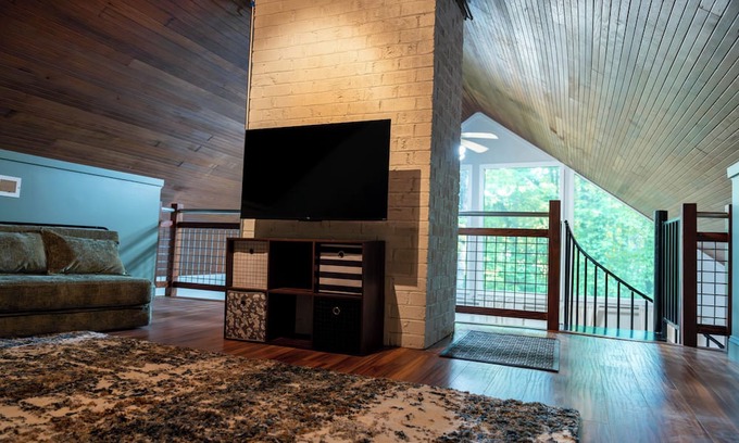 Charlotte Cabina | Clean and cozy cabin near Uptown! Sleeps up to 12