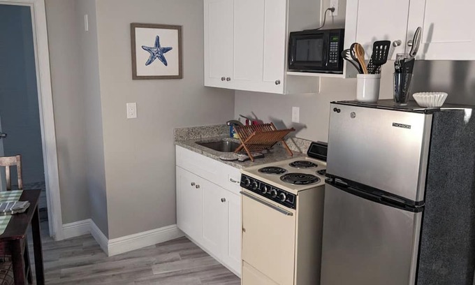 Capri Isle Apartamento | Cozy and Comfortable Studio Apt. Steps to Treasure Island Beach!