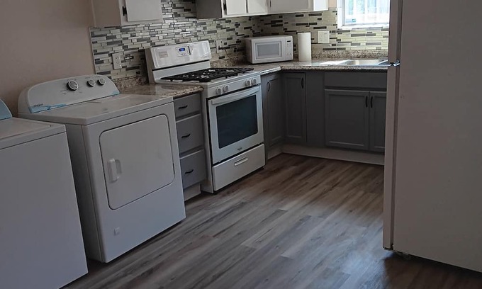 Mojave Apartamento | Lovely furnished 2/1 apartment, with washer & dryer, free parking, free Wi-Fi...