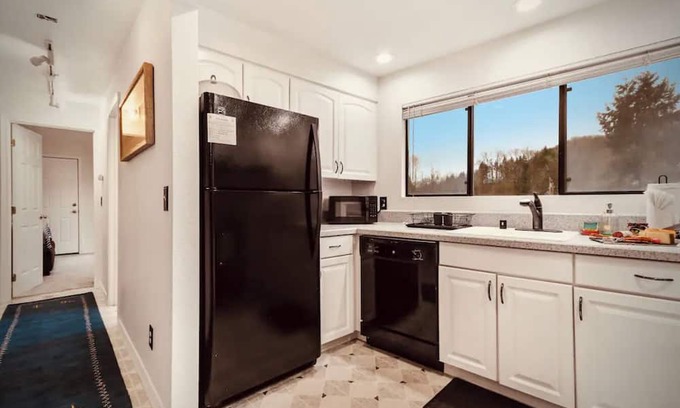 Bothell Apartamento | River Inn Cabin Theme Flat w/Dock