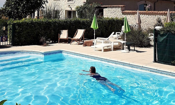 Brives-sur-Charente Cama Y Desayuno | Les Coquelicots, Suite Familiale Avec Accès Piscine