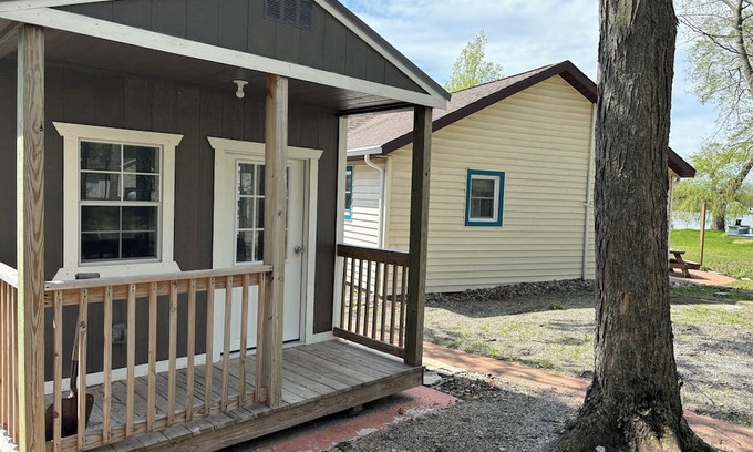 Fremont Cabaña | Lake Front Cottage with a beautiful park like setting!