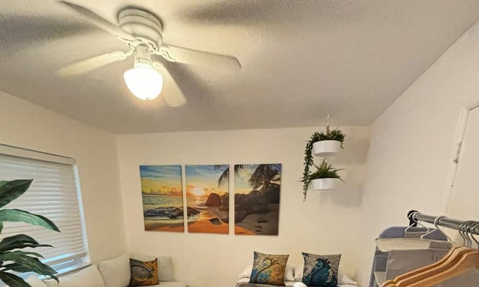 Poinciana Park Apartamento | ★ Cozy Studio ★ Super Close to Downtown and the Beaches