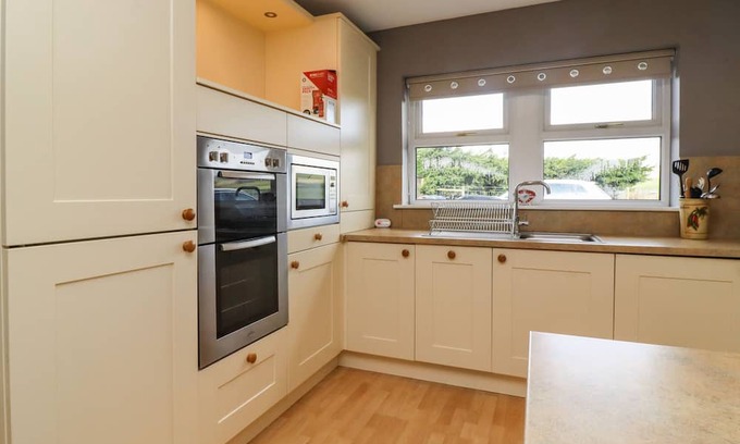 Colne Cabaña | 5 EMMOTT COURT, family friendly, with a garden in Laneshawbridge