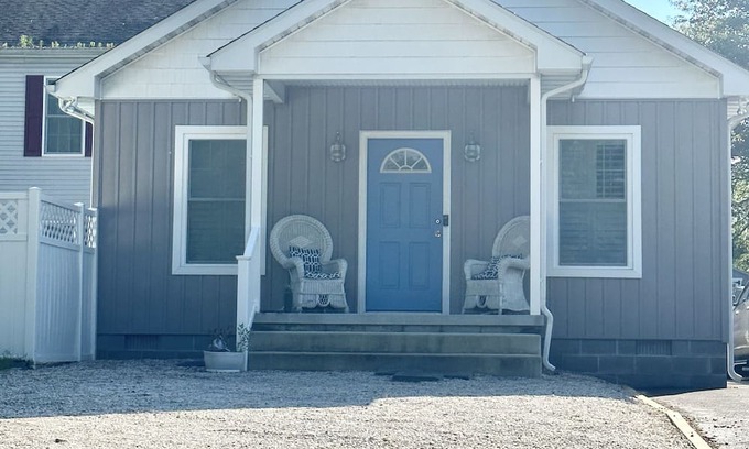 Bethany Beach Cabaña | Beachy cottage close to ocean, biking trails and community dock for crabbing