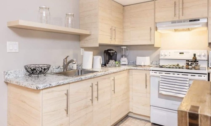 Industrial Park Apartamento | Modern 1 Bed Flat - King Bed, Close to Downtown, Shopping, Transit and Via Rail