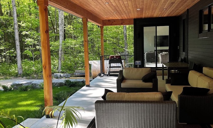 Wymbolwood Beach Cabaña | New Luxury All Season Cottage, steps from the Beach! ☺︎