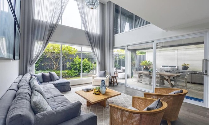 Rochedale Casa | Stunning & Luxurious 4-Bedroom Mansion @Rochedale
