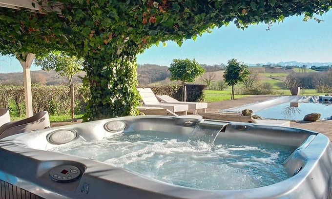 Montgaillard-sur-Save Chalet De Esquí | Gîte Cosy en Pleine Nature Avec Piscine, spa et vue Spendide sur les Pyrénées