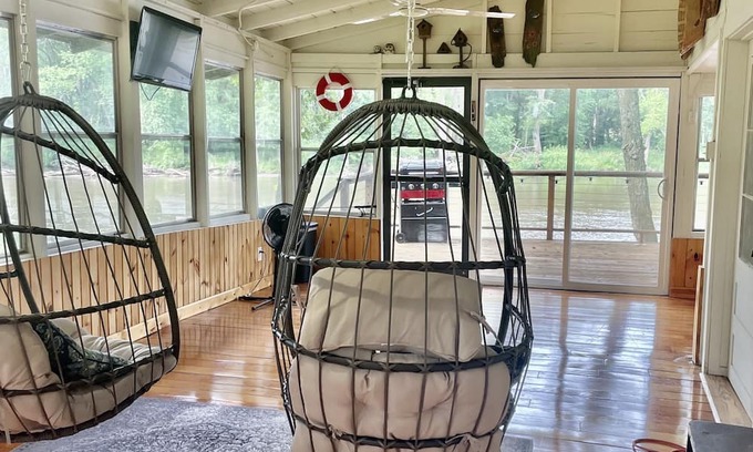Janesville Cabina | Cozy cabin on the river!! Pet friendly!