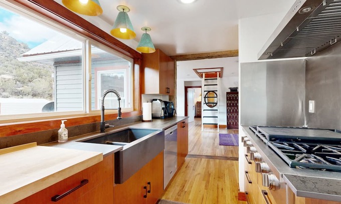 Naturita Casa | 2-story duplex with mtn views, deck, grill, W/D, & AC