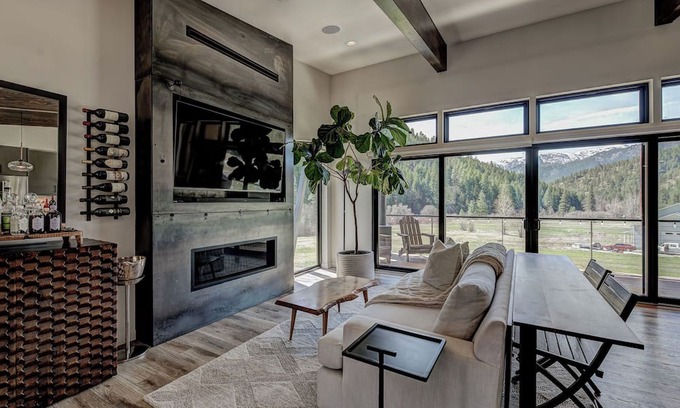 Leavenworth Chalet De Esquí | Luxurious Retreat: Mountain Views, King Bed, Sauna, Fast WiFi, Creek, 5 Acres