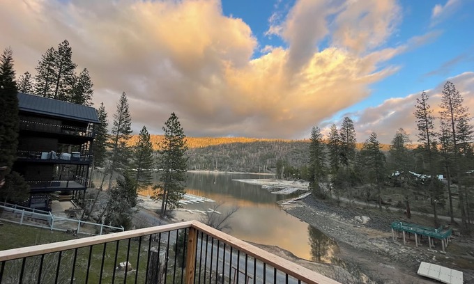 Wishon Cabina | Lake and dock access cabin… 3 bed/2 bath with bonus room…sleeps 12